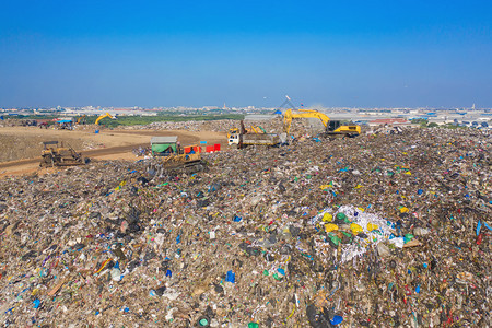 在环境污染方面从空中查看工业厂内各种大型垃圾堆塑料袋和拖拉机车垃圾堆的叠情况图片