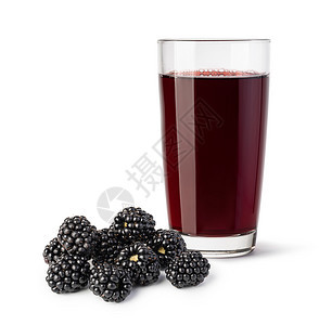 白色背景的黑莓汁图片