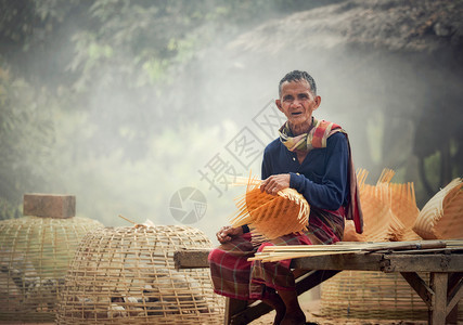 亚洲生活年老的男人祖父在家工作严重老年男子生活在农村中的人图片