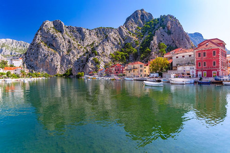 在克罗地亚非常受欢迎的旅游景点奥米斯的Cetina河山区和老城克罗地亚Sunny镇和奥米斯港的景象图片