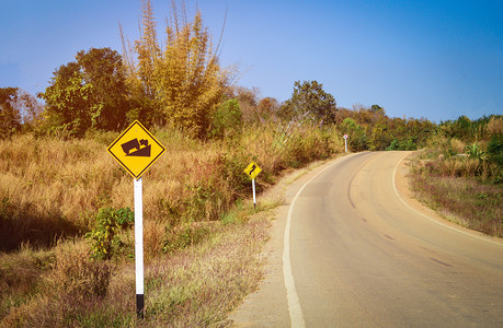 警示公路标志上山和公路曲线圣级山坡交通标志图片