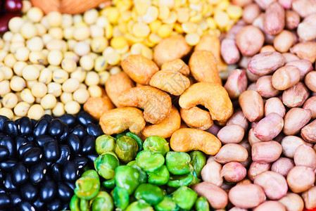 将各种豆类混合子农业以天然健康食品作为烹饪原料一组不同整粒的豆类和种子以及坚果多彩的零食布料背景图片