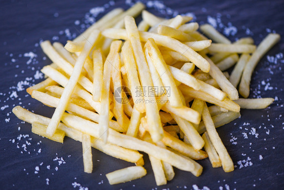 新鲜炸薯条黑盘上加盐美味薯条食物或美味的意大利自制食用图片