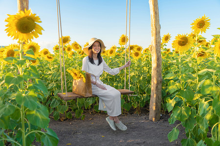 在泰国Lopburi自然花园公的节假日外出旅行中快乐的亚洲女在盛开的向日葵田中享受和放松图片