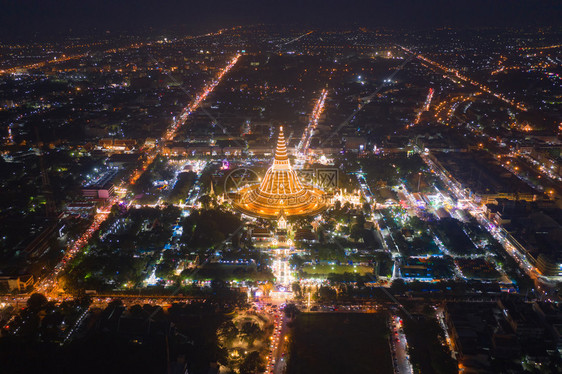 夜晚PhraPathommachedi寺庙的空中最顶层景色带有住宅的金佛塔泰国NacornPathom区城市圣泰建筑图片