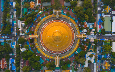 日落时的法拉路德玛迦迪寺庙空中最顶端景象带有住宅的金佛塔泰国纳科恩路德姆区城市圣泰建筑图片