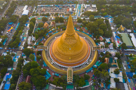 日落时的法拉路德玛迦迪寺庙空中最顶端景象带有住宅的金佛塔泰国纳科恩路德姆区城市圣泰建筑图片