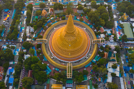 日落时的法拉路德玛迦迪寺庙空中最顶端景象带有住宅的金佛塔泰国纳科恩路德姆区城市圣泰建筑图片