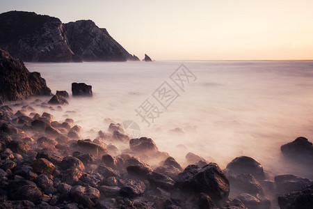 阿德拉加海滩的颜色惊人日出长期于葡萄牙的岩石海岸线图片