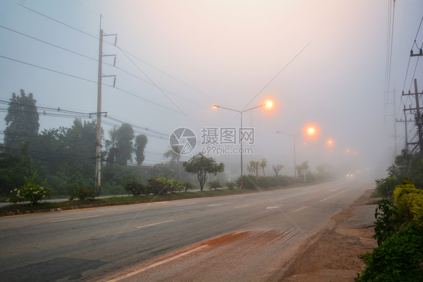 清晨薄雾中的道路与灯光图片