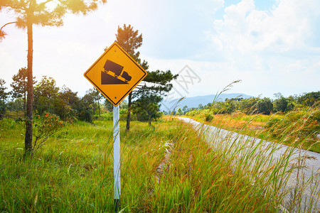 斯迪普隆公路的路标警告图片