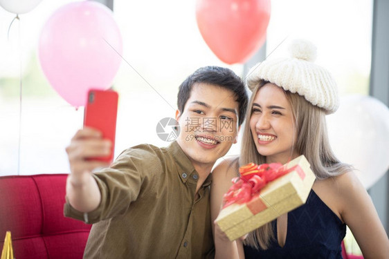 情侣们与新年礼物自拍图片