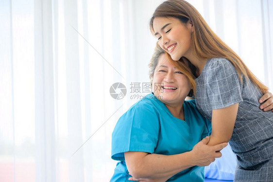 开心的病人在照顾者和他们共度时光图片