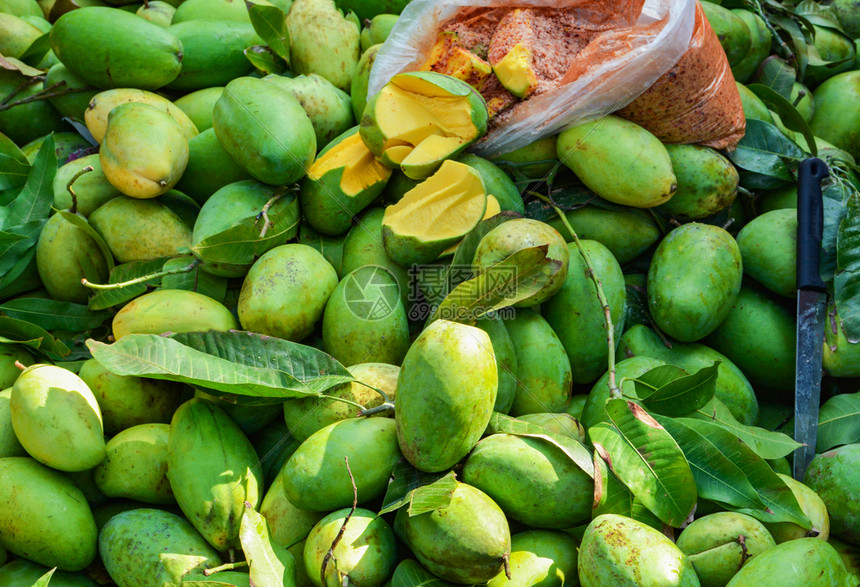 市场上销售的绿色新鲜芒果背景热带水图片