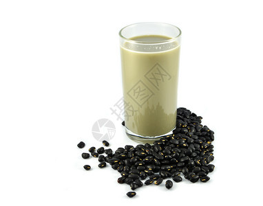 黑豆种子和谷种大奶的泥浆白底隔离在的玻璃杯中图片