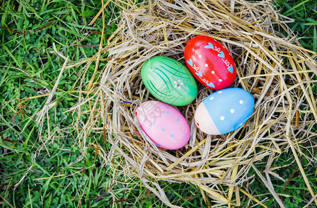 彩蛋装饰的节庆传统东边的鸡蛋在绿色草本背景上在顶视图片