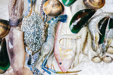 冰底新鲜生海产鱼虾食品市场上壳虾蟹图片