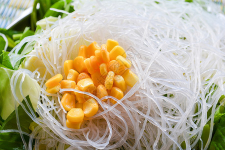面条上的甜玉米种子和新鲜蔬菜的清晨光荣和盘托上的卷心菜图片