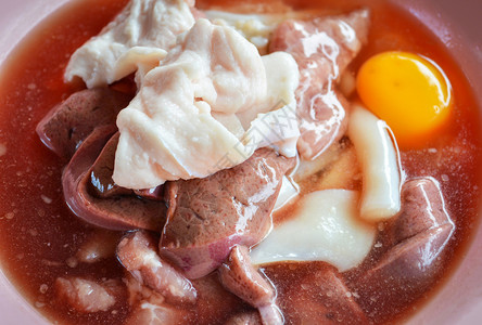 鱿鱼猪肝肉加上鸡蛋调味配碗中酱汁生猪肉和煮烤烧或沙布的海鲜图片
