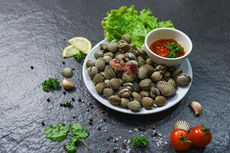 海鱼产食品板新鲜的生海洋美食晚餐和深底的草药香料背景图片