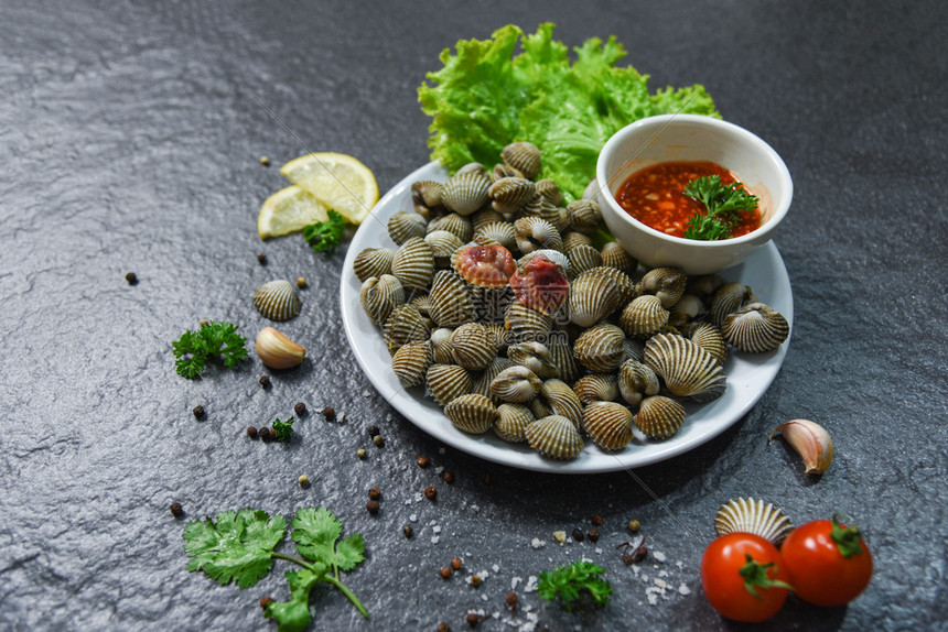 海鱼产食品板新鲜的生海洋美食晚餐和深底的草药香料图片