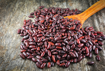 红豆阿祖基或肾以生木为背景的勺子上红豆或肾种图片