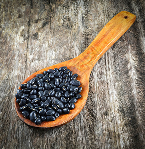 木勺上的黑豆生木本种谷物子上图片