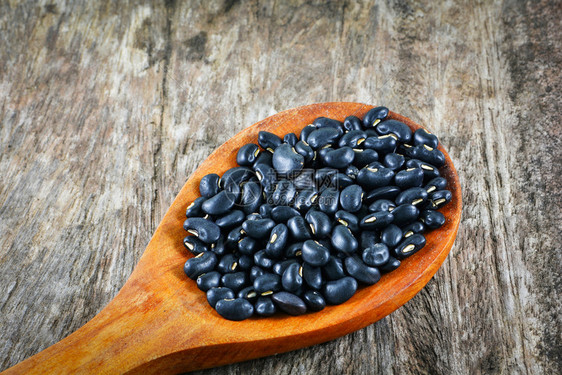 木勺上的黑豆生木本种谷物子上图片