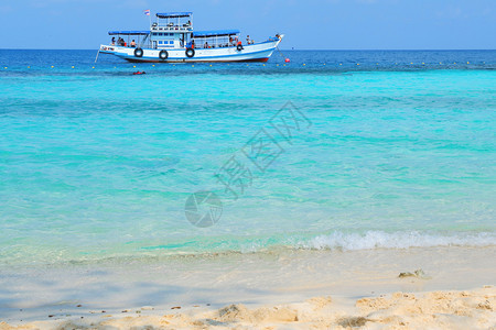 在海滨陆景渔船渡轮上乘船海景渔轮上游客在明亮的蓝天夏沙滩上放松旅行假期和日蓝海图片