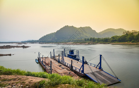 亚洲Mekong河泰国和老挝轮渡图片