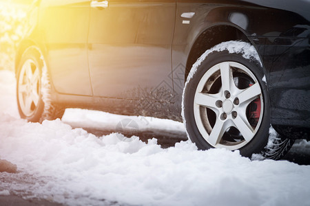 行驶在被雪覆盖的道路上图片