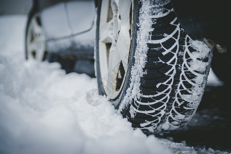 行驶在被雪覆盖的道路上图片