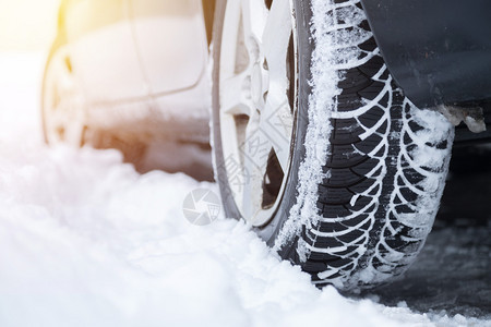 行驶在被雪覆盖的道路上图片