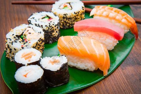 各种日本寿司食品你可以吃菜单马基和卷鲑鱼金和虾图片