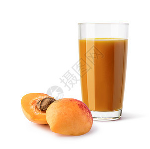 在白色背景上隔离的玻璃芒果汁一杯杏图片
