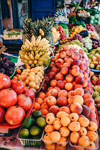 水果市场很多不同的新鲜水果图片