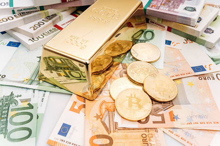 BitcoinBTC金币和欧元钞票金币比特和金在欧元钞票上图片