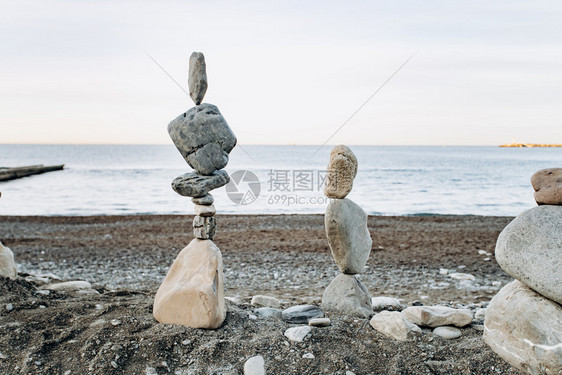 海边滩上石块的数字海背景和石块数字图片
