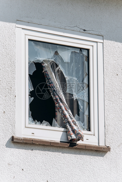 房子的窗户被打破玻璃碎片仍留在窗户里图片