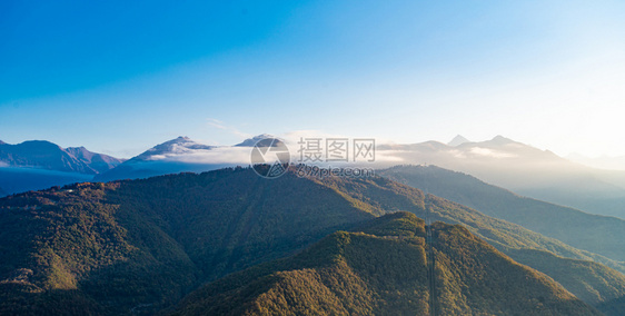 阳光明媚的秋天阿尔卑斯山的惊人空中风景图片