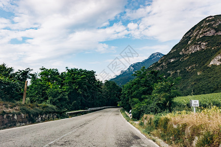 山区漂亮的道路图片