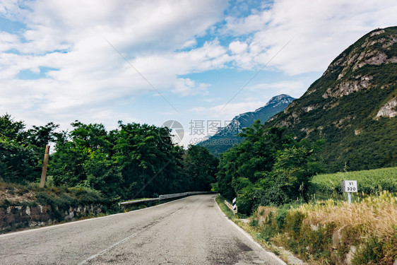 山区漂亮的道路图片