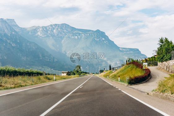 靠近山上的景色图片