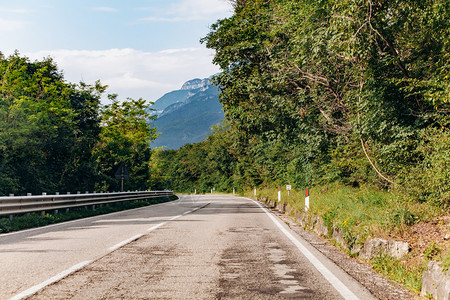 美丽的夏山路上图片