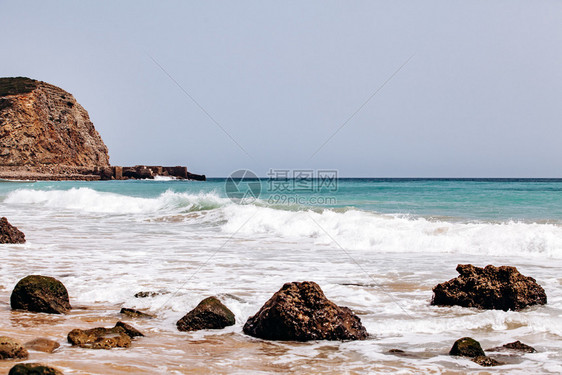 从葡萄牙阿尔加夫的岩石上可以看到美丽的海浪景象图片
