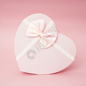 粉红背景的心形状礼物盒背景图片