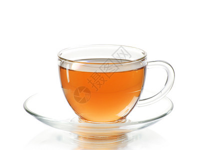茶杯中的叶在白色背景上孤立的茶杯中图片