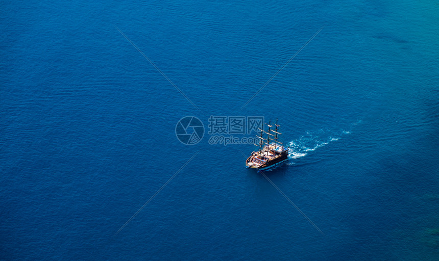 海背景渡船蓝色海水平静和游船旅行图片