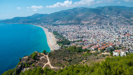 Alanya海滨山顶风景岸在蓝色面港湾城市背景美丽的cleopatra海边Alanya土耳其地貌旅游标志图片