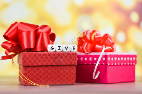 赠送礼物概念盒在圣诞节假日或情人配有红丝带图片